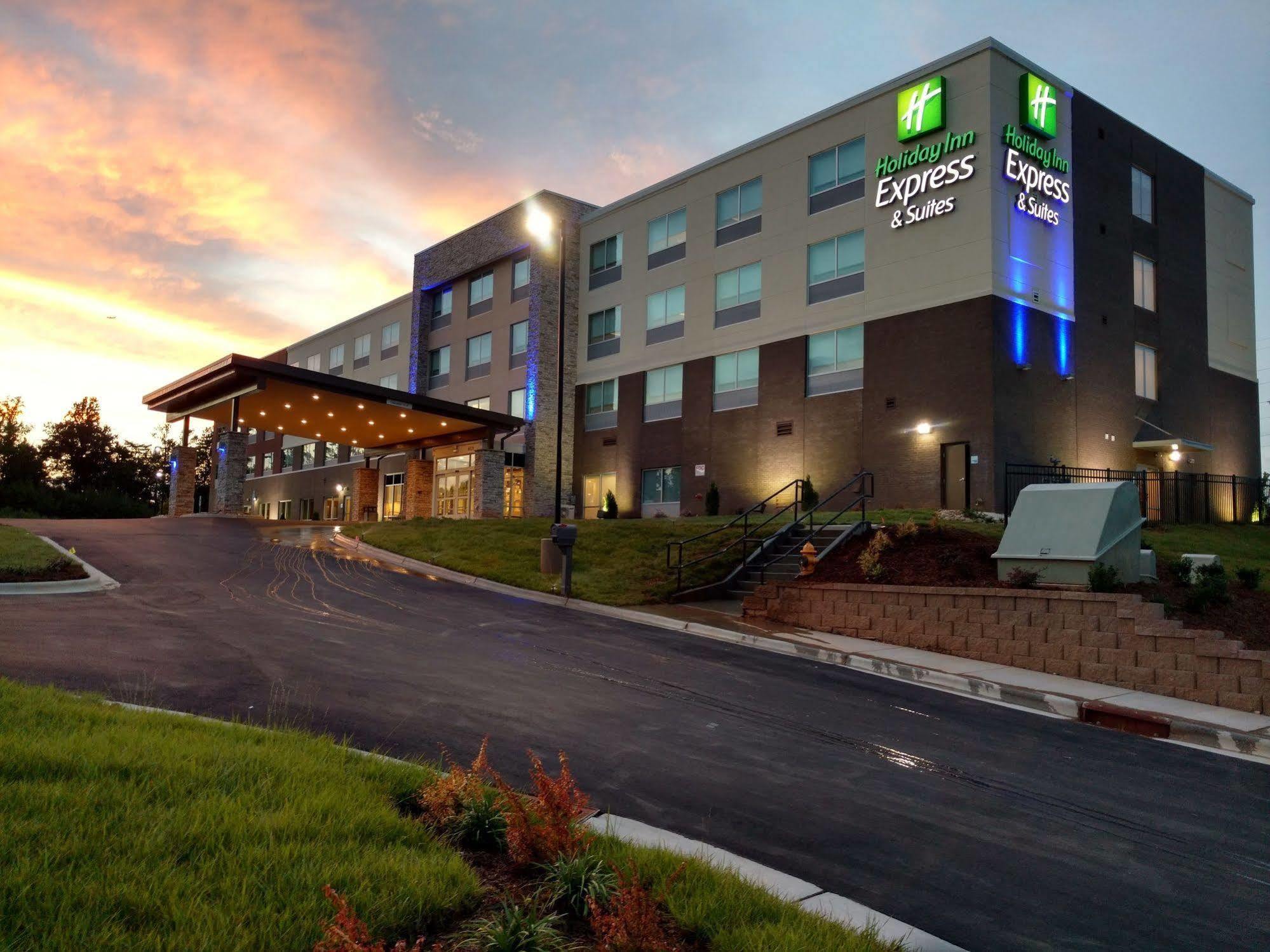 Holiday Inn Express & Suites - Charlotte Ne - University Area By Ihg Екстериор снимка