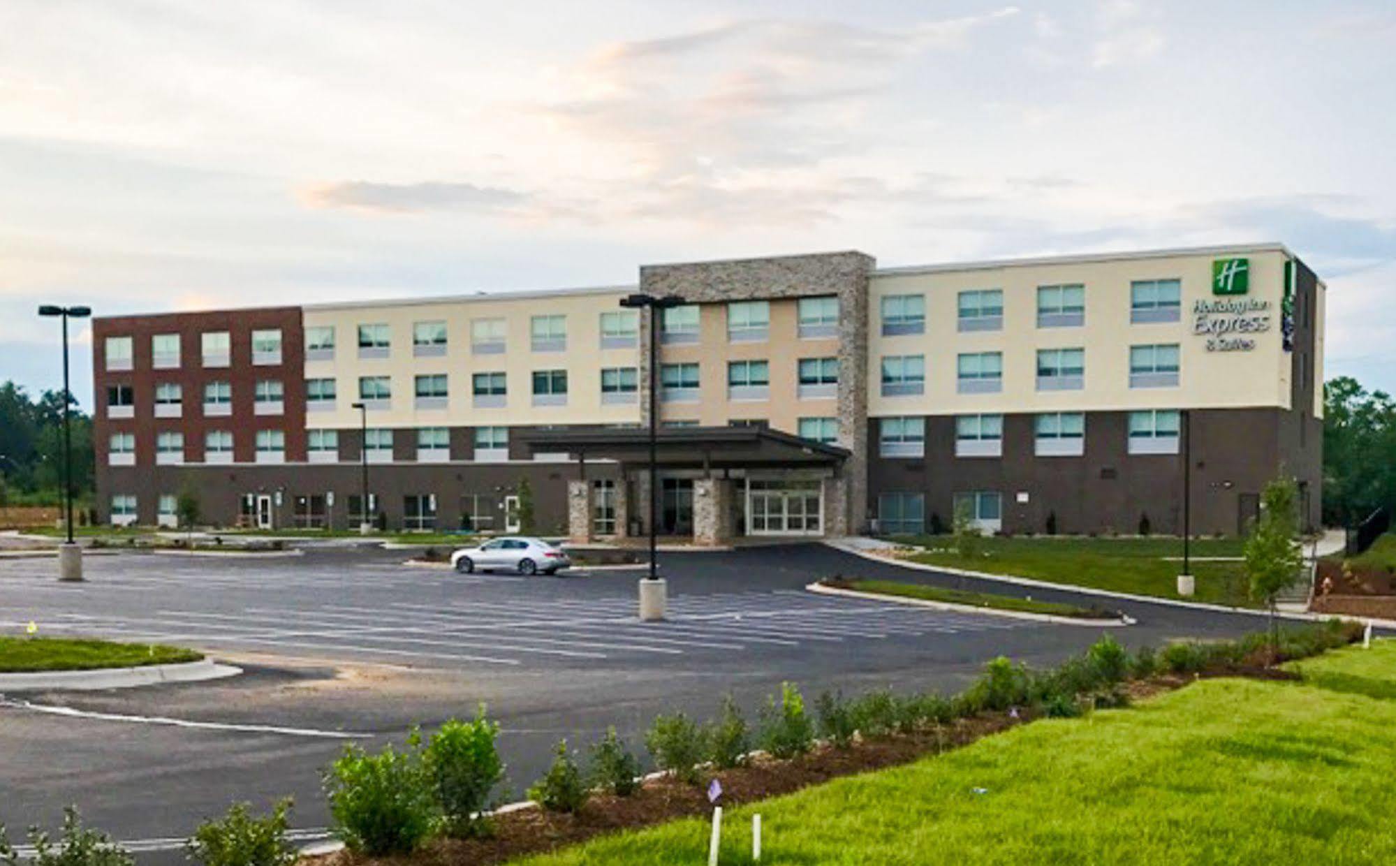 Holiday Inn Express & Suites - Charlotte Ne - University Area By Ihg Екстериор снимка
