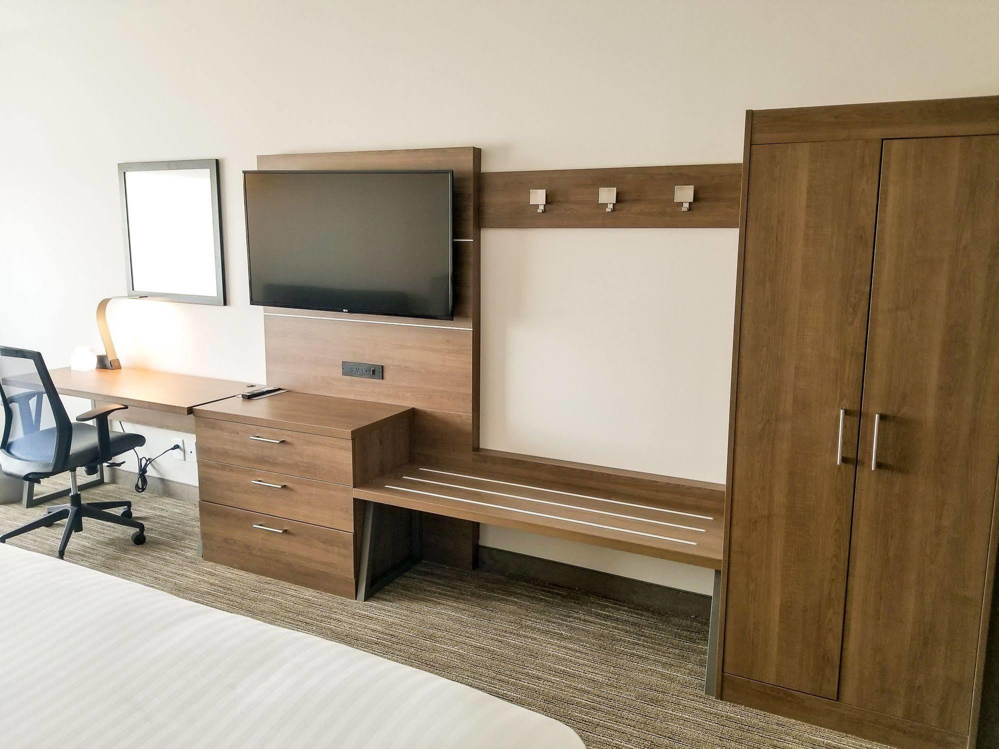 Holiday Inn Express & Suites - Charlotte Ne - University Area By Ihg Екстериор снимка