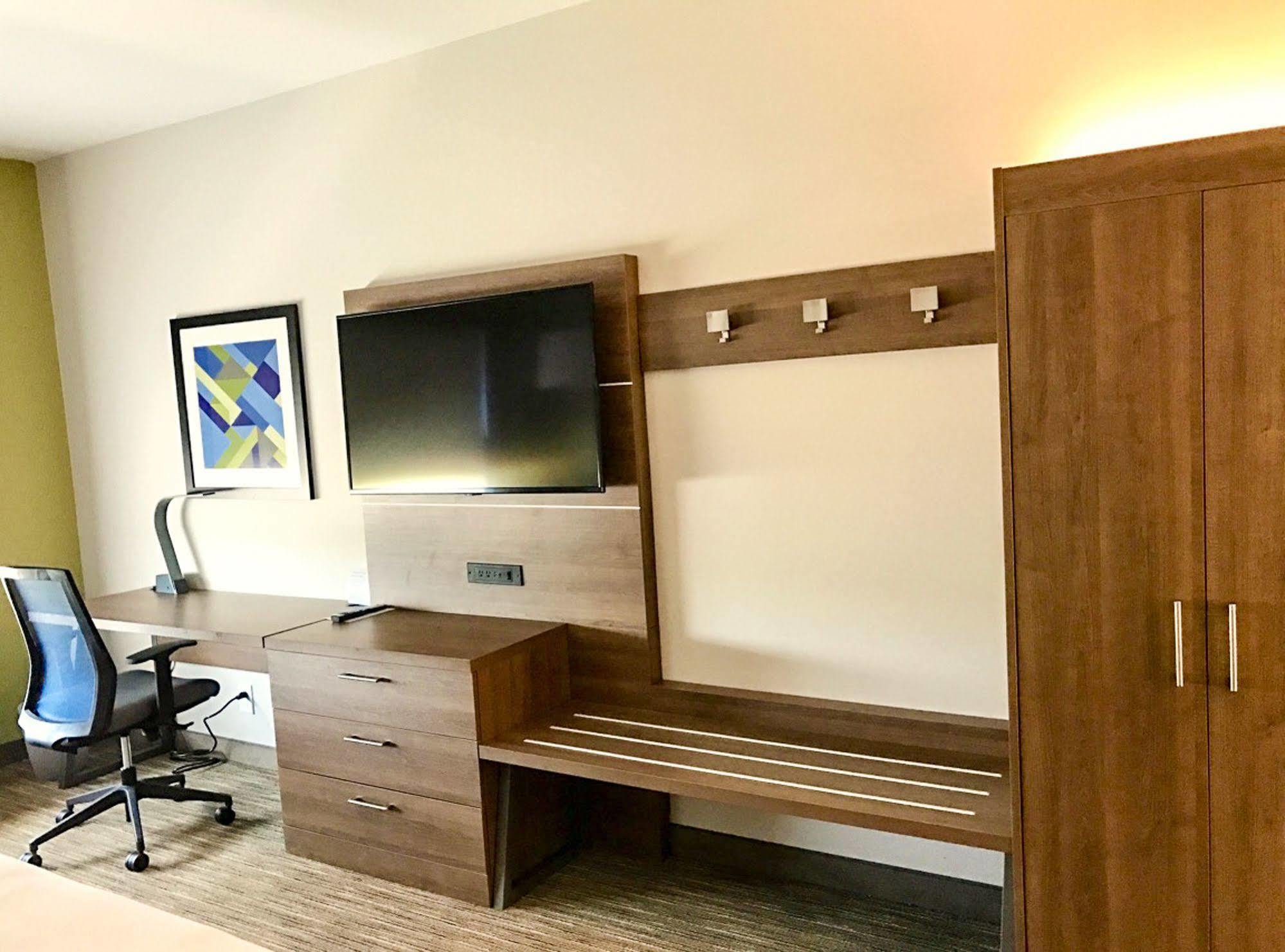 Holiday Inn Express & Suites - Charlotte Ne - University Area By Ihg Екстериор снимка