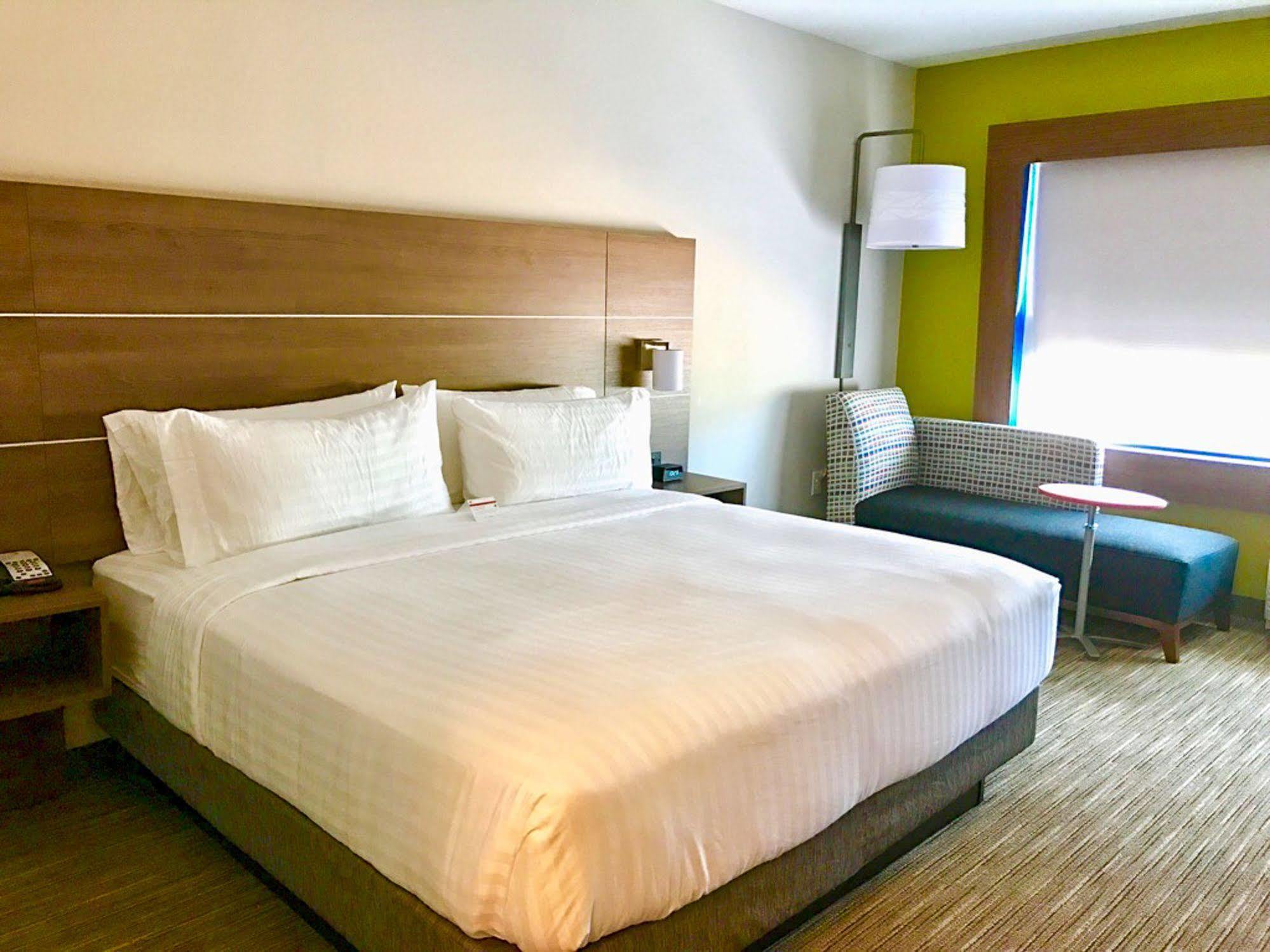 Holiday Inn Express & Suites - Charlotte Ne - University Area By Ihg Екстериор снимка