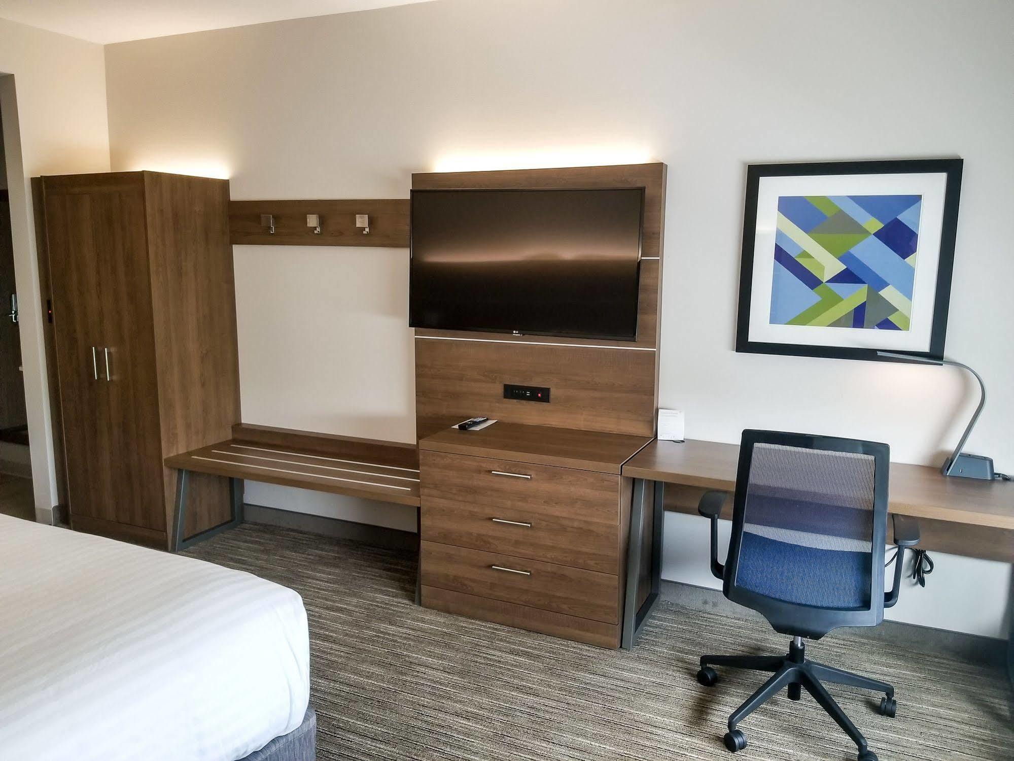 Holiday Inn Express & Suites - Charlotte Ne - University Area By Ihg Екстериор снимка