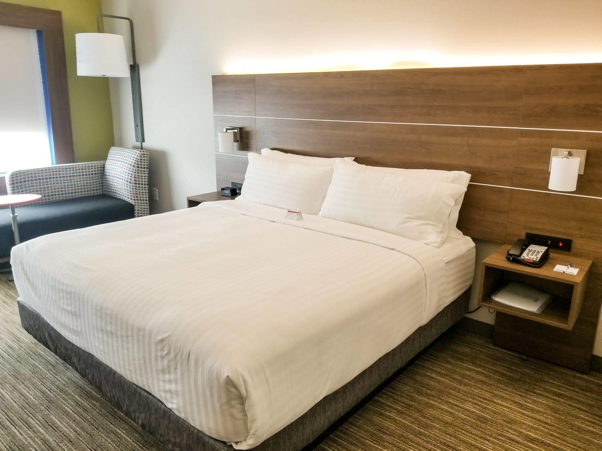 Holiday Inn Express & Suites - Charlotte Ne - University Area By Ihg Екстериор снимка