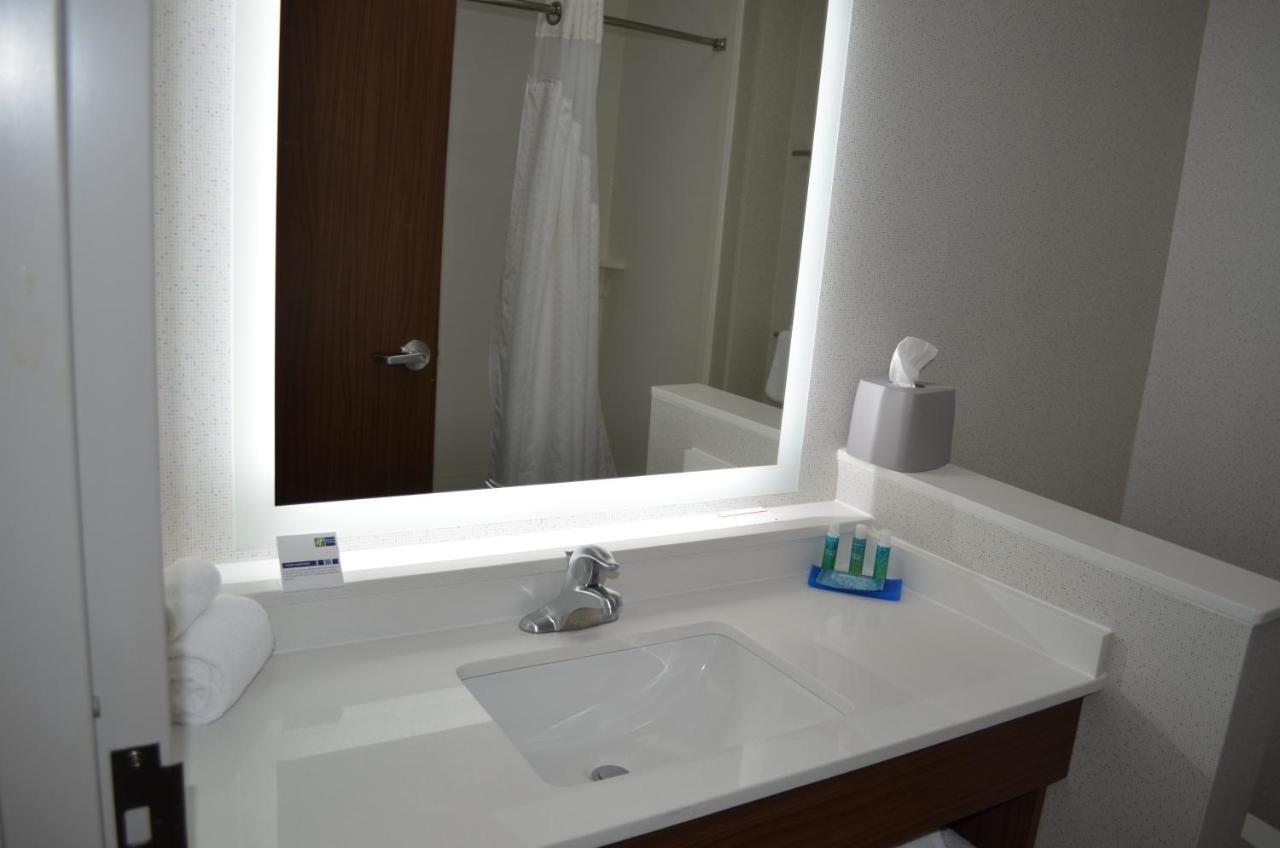 Holiday Inn Express & Suites - Charlotte Ne - University Area By Ihg Екстериор снимка