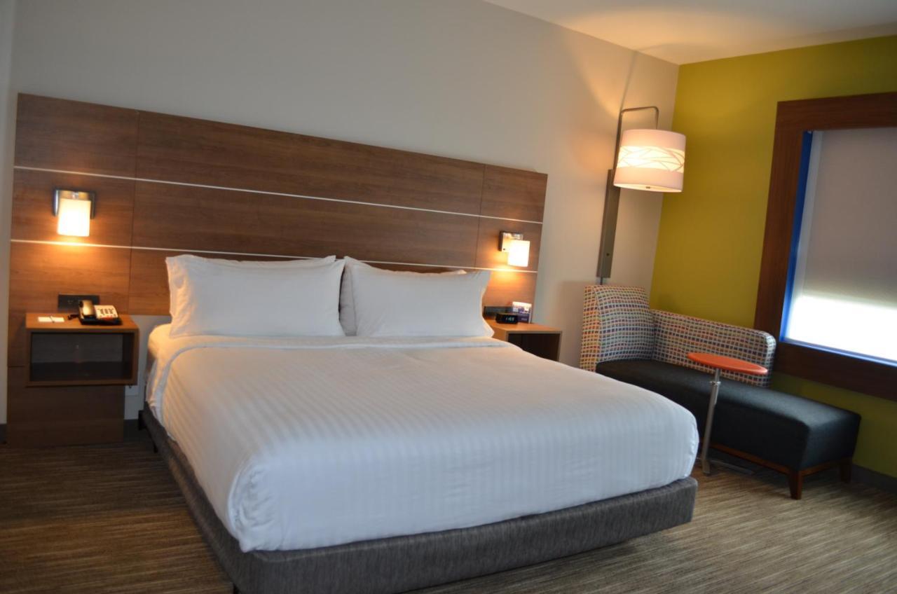 Holiday Inn Express & Suites - Charlotte Ne - University Area By Ihg Екстериор снимка