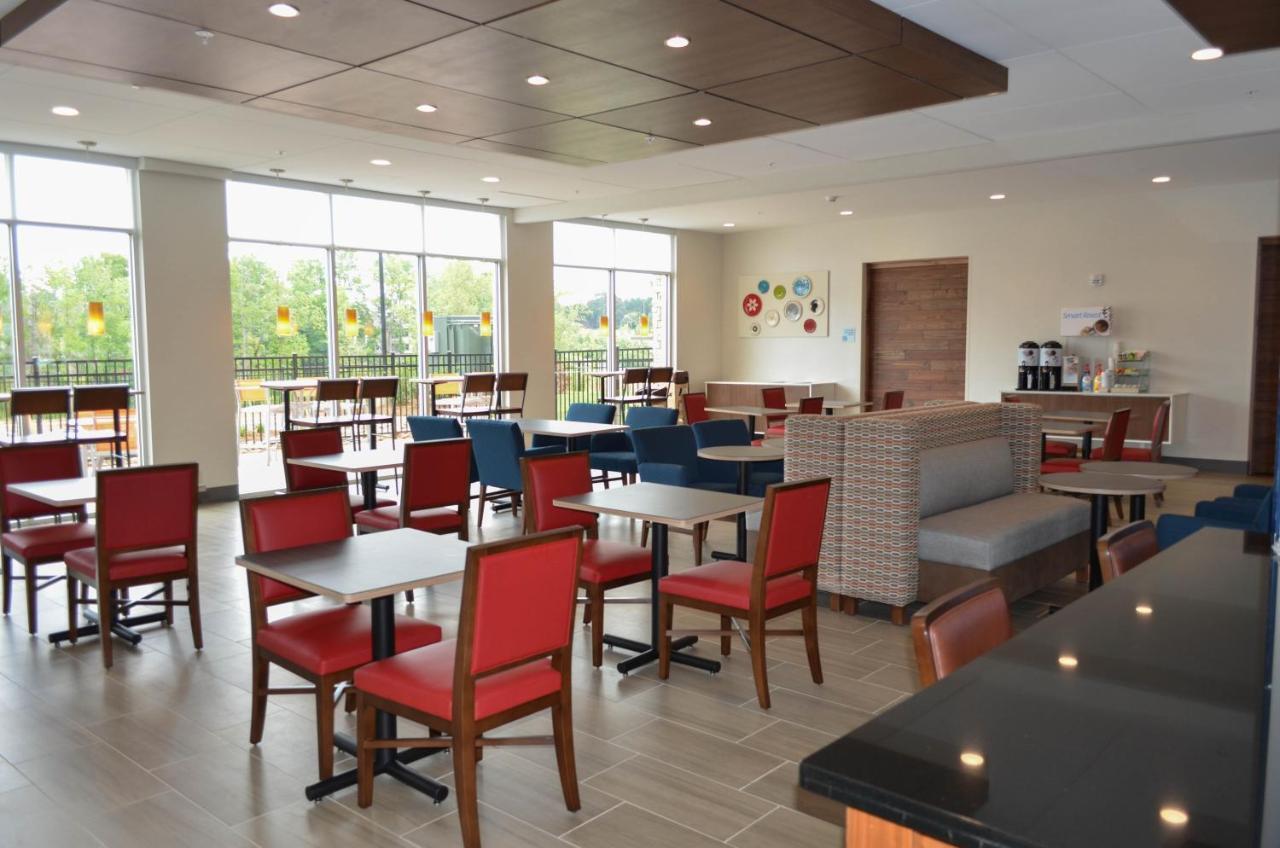 Holiday Inn Express & Suites - Charlotte Ne - University Area By Ihg Екстериор снимка